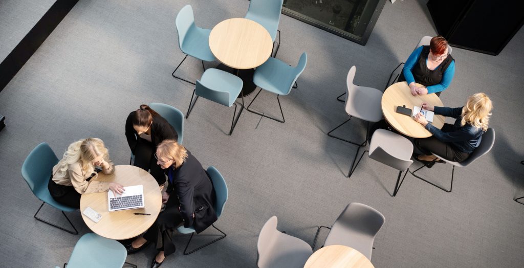 100 Solutionsin B2B-buukkaus auttaa rakennus-, IT-, energia- ja teollisuusalan yrityksiä löytämään uusia asiakkaita ja rakentamaan ennustettavaa myyntiputkea.